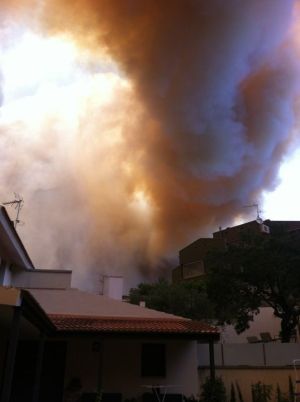 El foc avançant cap al nucli de la Jonquera