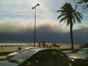 La badia de Roses coberta pel fum