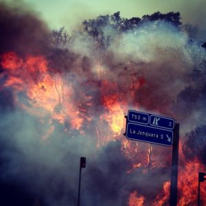 L'incendi a tocar l'autopista