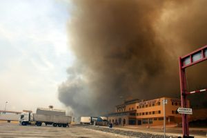 El foc, al costat de cases i edificis de la Jonquera