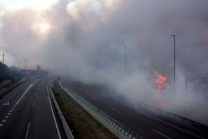 Les flames, a tocar la Jonquera. El peatge, desert