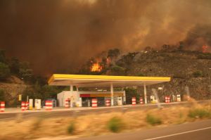 Les flames apropant-se a una gasolinera de la Jonquera