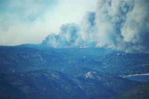 Vista de l'incendi a la Jonquera des de la llunyania