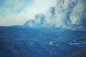 Vista de l'incendi a la Jonquera des de la llunyania