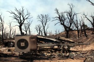 Un aparell d'aire condicionat, restes de l'incendi de l'Alt Empordà a un càmping de Capmany