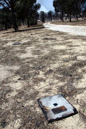 Una tauleta mòbil, restes de l'incendi de l'Alt Empordà a un càmping de Capmany