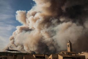 Els veïns de Vilanant observen com el foc s'apropa