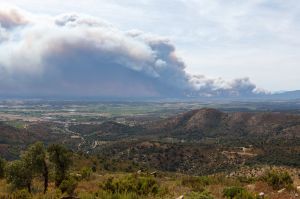 L'avanç del foc vist des dels accèssos al monestir de Sant Pere de Rodes