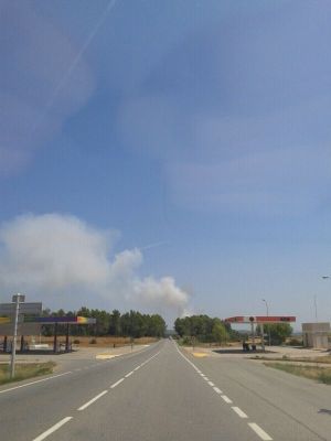 La columna de fum és visible des de diversos punts de la comarca