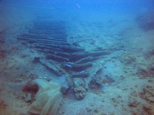 Visió de conjunt del derelicte Cap de Vol des de la proa del vaixell