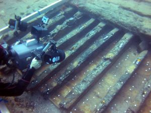 Els arqueòlegs graven els resultats de l'excavació d'aquest 2012 al Cap de Creus, que ha permès descobrir el primer vaixell fet amb tècniques navals dels ibers