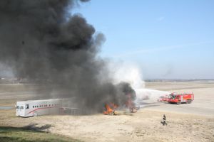 L'exercici consistia en l'incendi de dos cotxes i una aeronau que ha tingut problemes en el moment d'enlairar-se