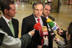 El director de l'aeroport, Lluís Sala, (al centre) ha valorat com ha anat l'exercici de simulacre