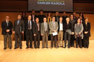 Foto de família amb tots els guardonats de la primera nit de comunicació local Carles Rahola