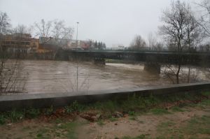 L'intens cabal del riu Ter al seu pas per Girona