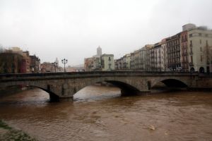 L'Onyar al seu pas per Girona, ple a vessar