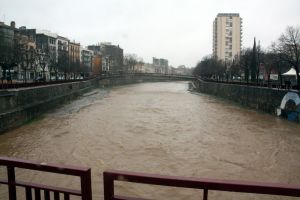 L'Onyar al seu pas per Girona, ple a vessar