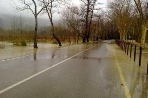 L'Estany de Banyoles s'ha desbordat lleugerament, envaint la calçada