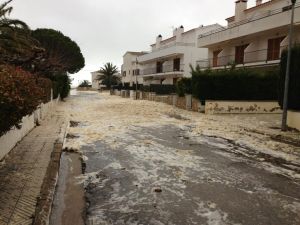 El carrer Àngel Guimerà de Llançà (Alt Empordà) ha aparegut ple d'escuma