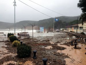 El passeig marítim de Cala Montgó a l'Escala ha quedat impracticable