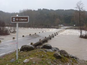 El riu Llierca desbordat ha obligat a tallar la carretera entre Montagut i Tortellà (Garrotxa)