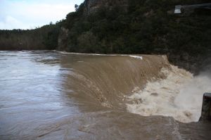 L'intens cabal del riu Fluvià a la resclosa de Martís al seu pas per Esponellà (Pla de l'Estany) aquesta tarda