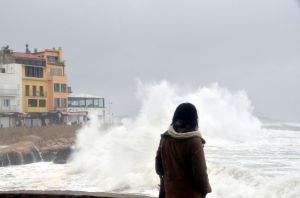 Una persona observant les onades a l'Escala