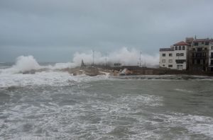 Mala mar amb onades de 2 a 3 metres d'altura a l'Escala