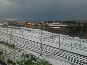 La via del tren pràcticament ha desaparegut sota la calamarsa