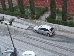 Un riu de calamarsa baixava davant Torre Galatea