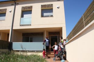 Marxen la meitat de famílies que ocupaven il·legalment les cases de Vilafant