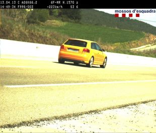 Enxampen un conductor que circulava a 223 km/h a l'A-26