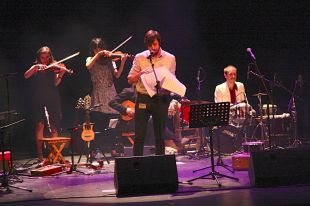El Teatre Municipal de Girona s'omple de joguines