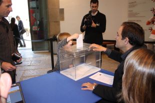 Arrenquen les consultes a Girona amb un vot anticipat del 7%