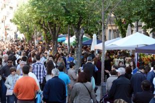 El sol anima els gironins que omplen la Rambla per Sant Jordi