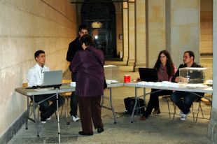 Olot obre amb normalitat 21 col·legis amb un 11,63% de vot anticipat
