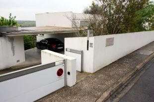 Tres encaputxats assalten a ple dia un xalet de Girona i colpegen el propietari