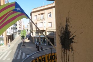 Llancen ous plens de pintura a la seu d'ERC a Girona