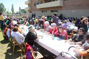 La PAH de Girona recapta 4.500 euros en un dinar solidari