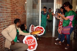 Aturat el desnonament d'una parella amb una filla petita a Salt