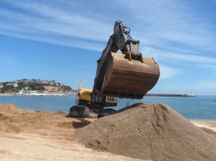 Sant Feliu de Guíxols reomple la platja amb més de 2.000 m3 de sorra