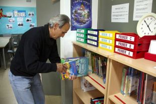 Un grup d'avis ajuden en el manteniment d'una escola de Girona