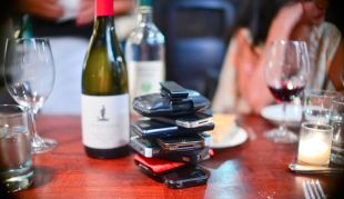 Un restaurant de Girona guarda els mòbils per menjar sense interrupcions