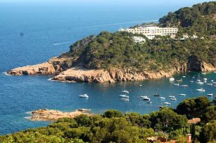 Un home ferit al caure d'unes roques que escalava a Aiguablava