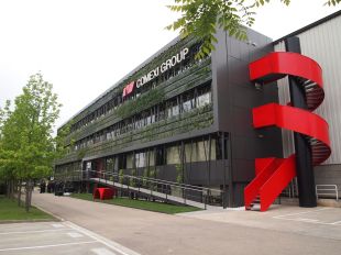 Comexi Group estrena façana en motiu del Temps de Flors