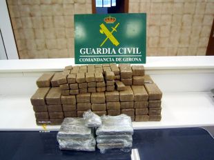 Interceptats dos cotxes amb 308 kg de haixix i 8,7 de cocaïna
