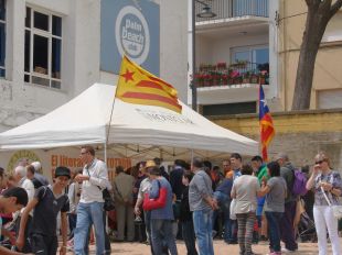 Mig miler de persones celebren l'enderroc del mur de Can Rius