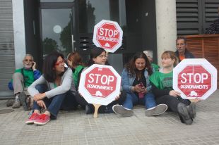 Operaris de l'aigua tallen el subministre al bloc ocupat per la PAH a Salt