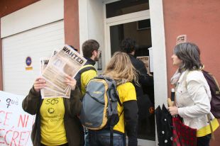 Un grup de mestres fa escarni davant la casa de Rigau a Ribes de Freser