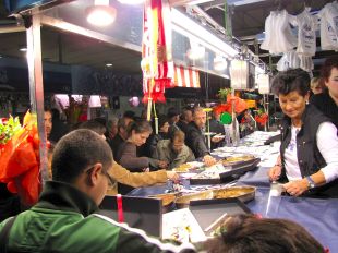 El Mercat del Lleó serveix més de 6.000 tastets en una sola 'Nit de Flors'